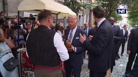 Biden i Vučić kupuju opanke u Srbiji