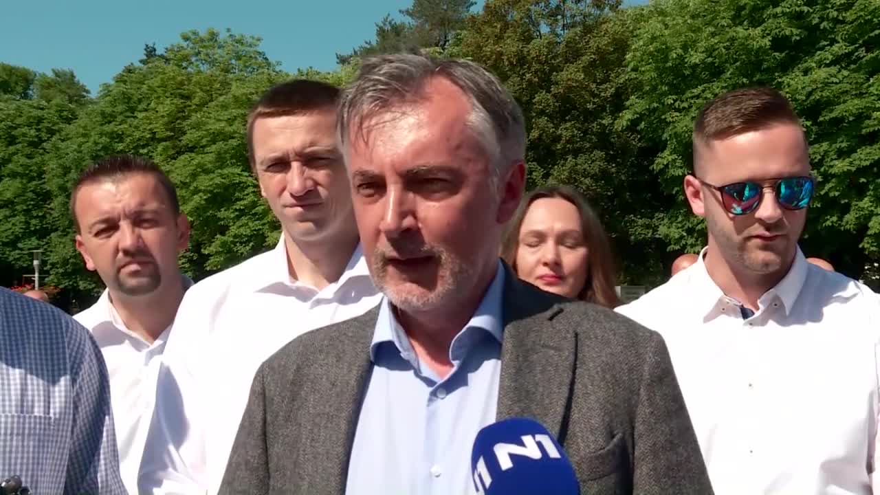 "Bivša predsjednica vulgarnom gestom pokazala tko je doveo Milanovića na vlast"