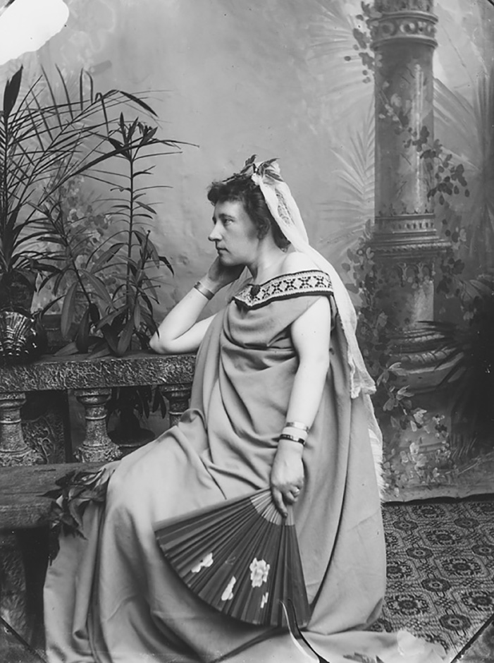 Bolette_Berg_sittende_i_lang_kjole_med_vifte_og_slør_NMFF.000418-33