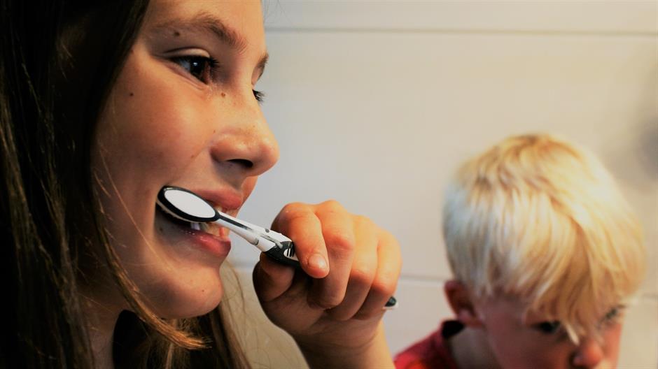 brushing-teeth-2103219_1920