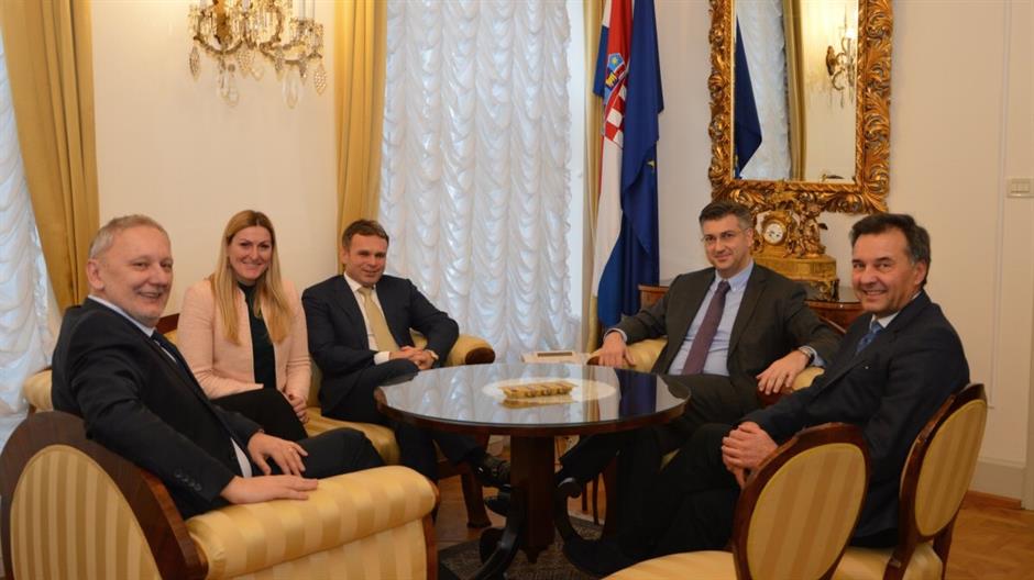 C1J2J7hW8AAOtt7.jpg large