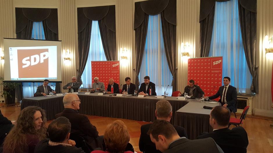 C2cNWYFXgAAHRPg.jpg large