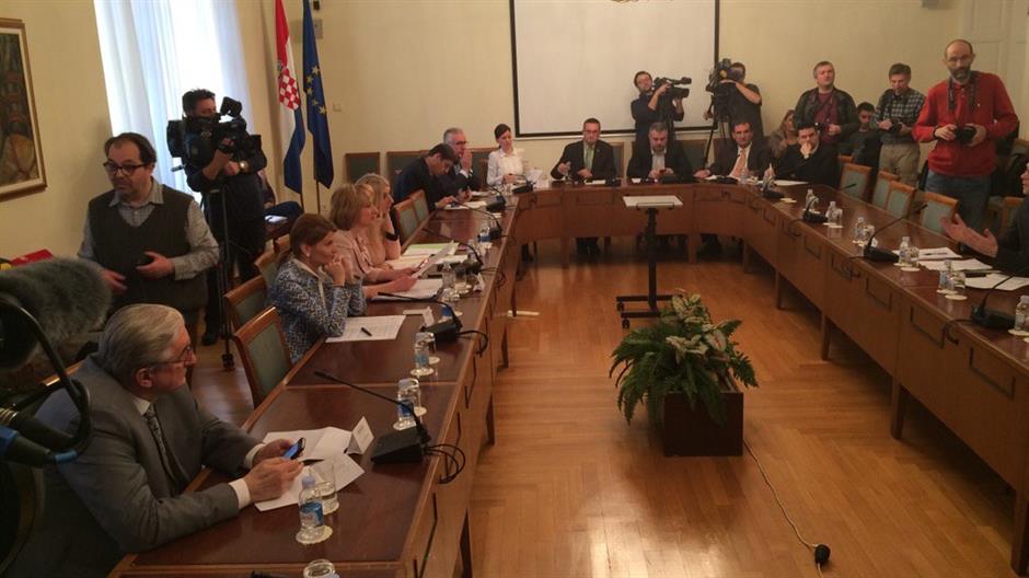 CaHj6RAWIAAytZn.jpg large