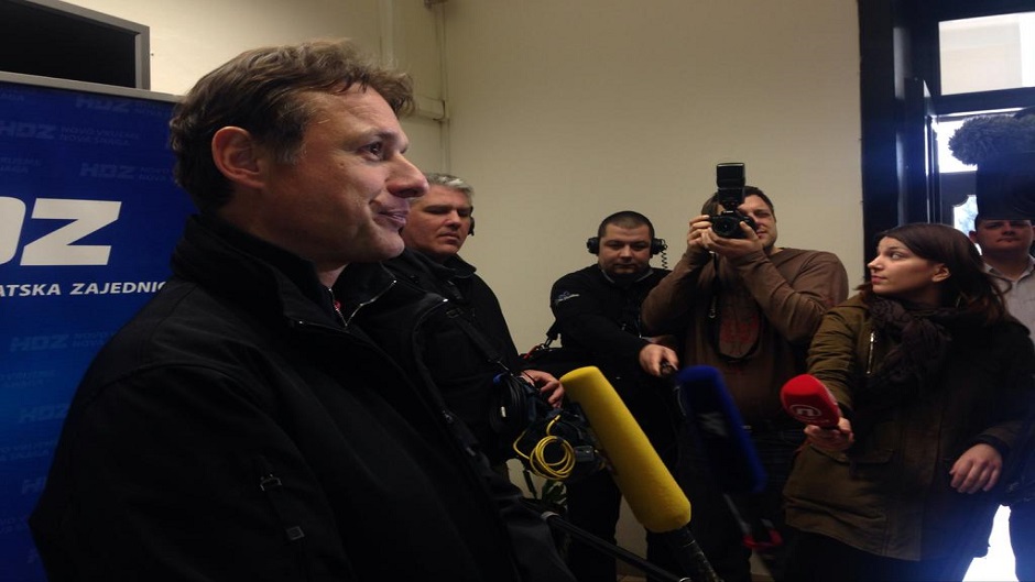 CB_IhY3WMAAB-MB.jpg large