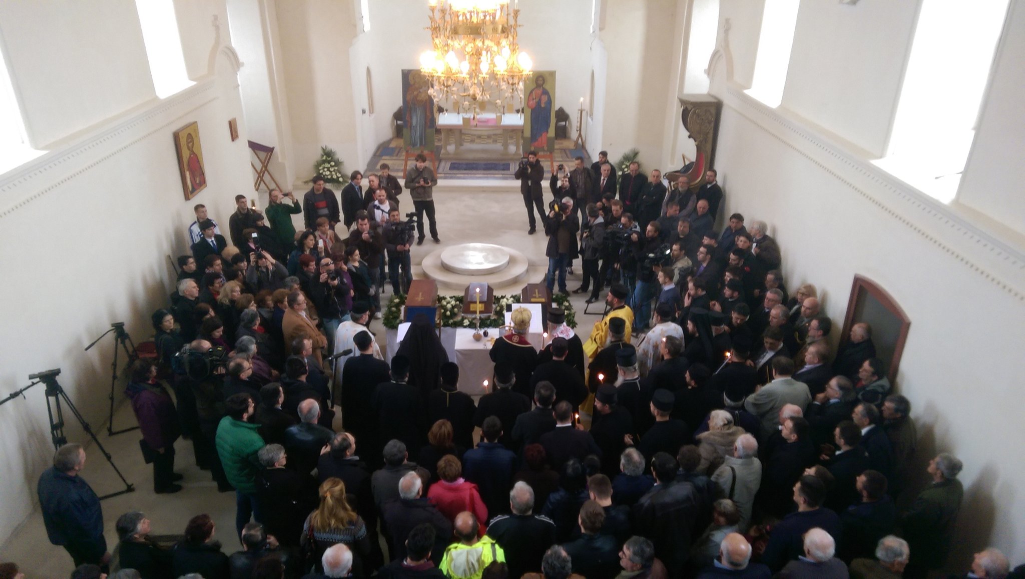 Cb6Bv3hWIAECj75.jpg large