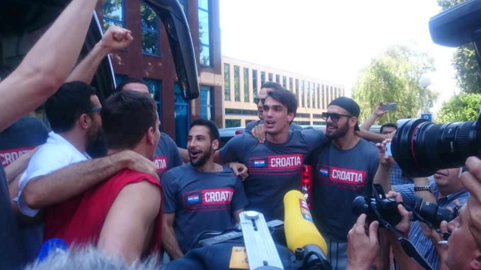 Cm_0v_XXYAA32J_.jpg large