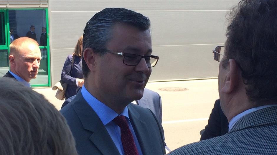 CnpBIZ-W8AAihYM.jpg large