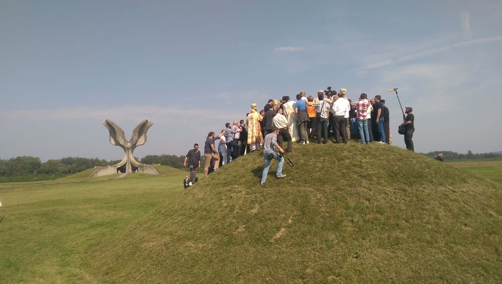 Cr-69DRXgAANCri.jpg large