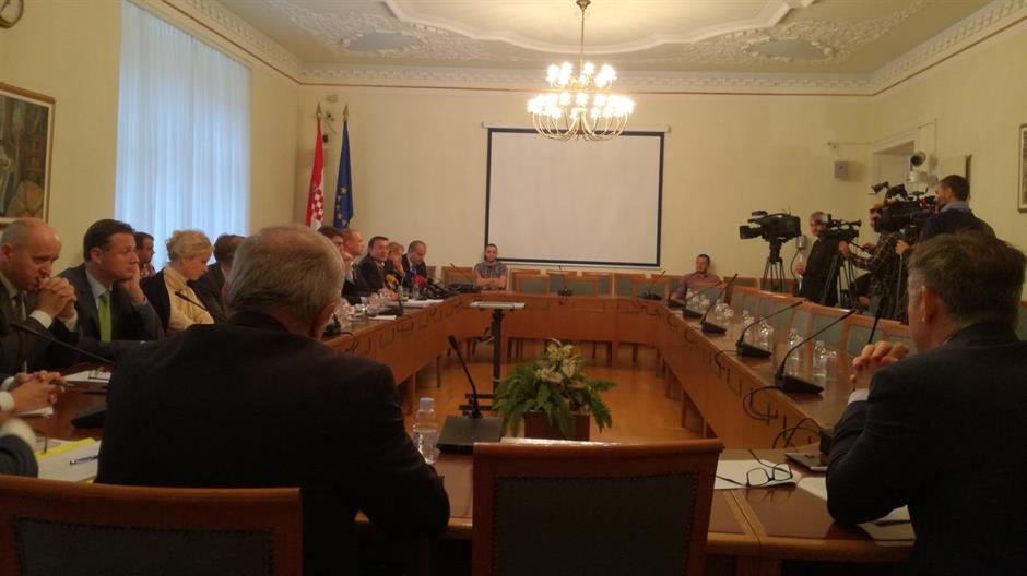 CvCYs3FWEAAAIud.jpg large