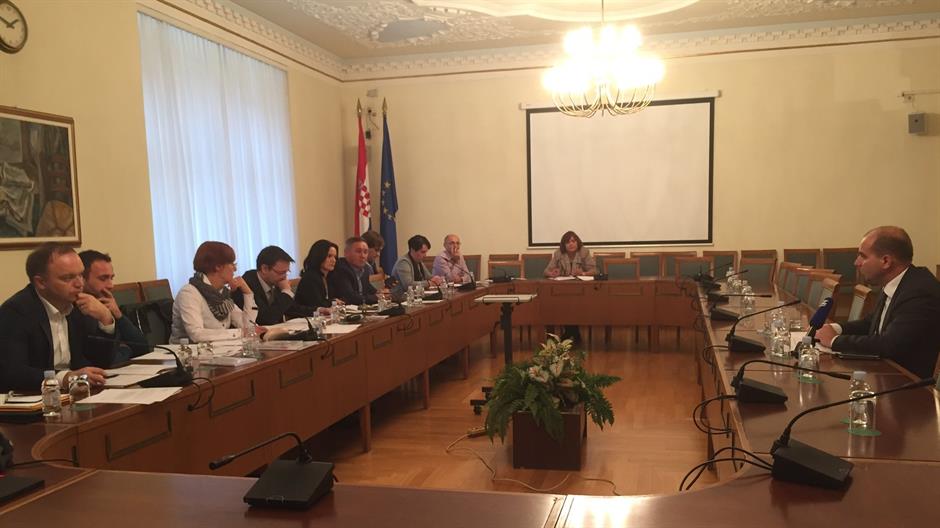 CvDFxn7XgAAZRur.jpg large