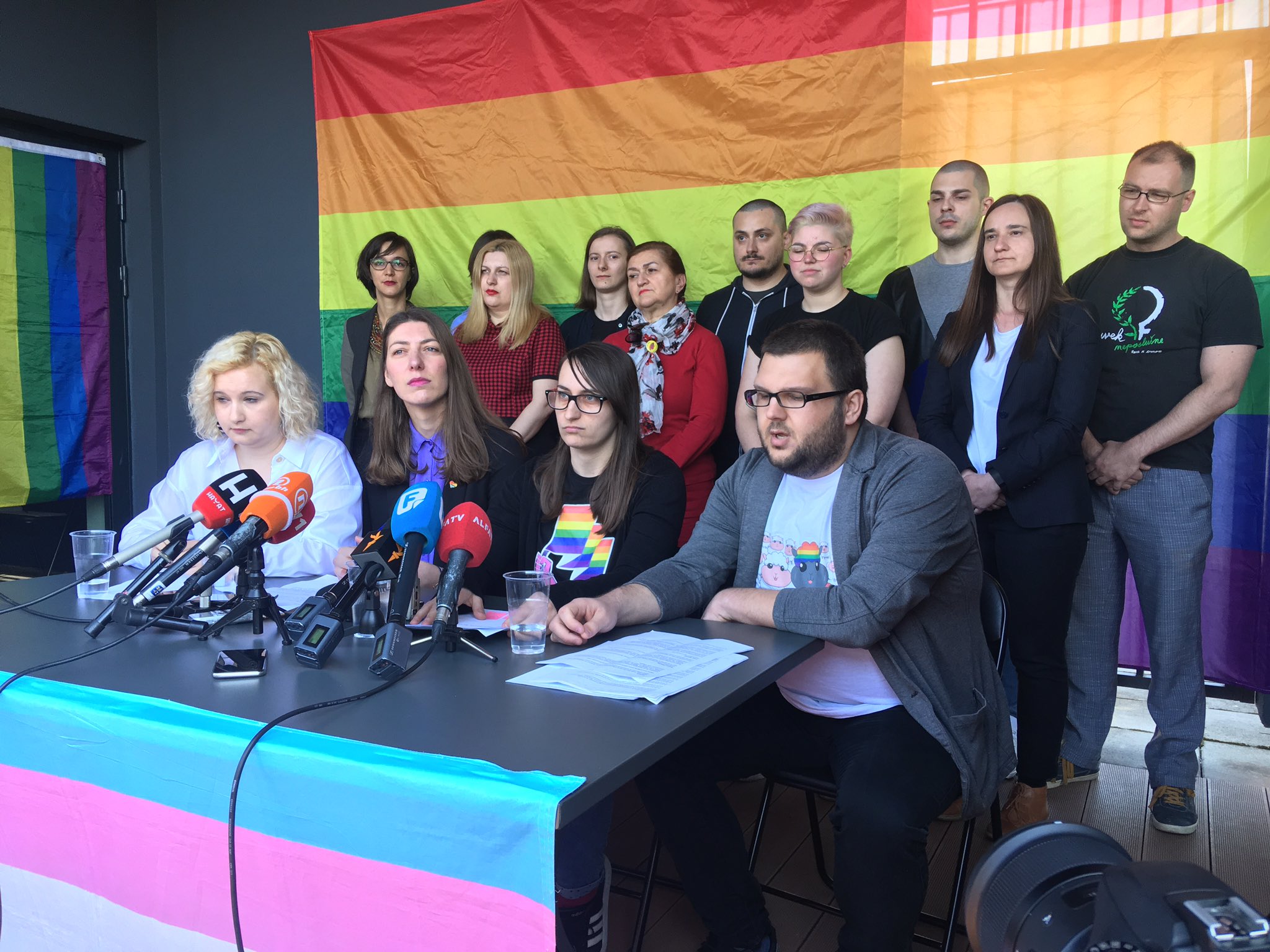 D3D0jVRX4AEBYrq.jpg large