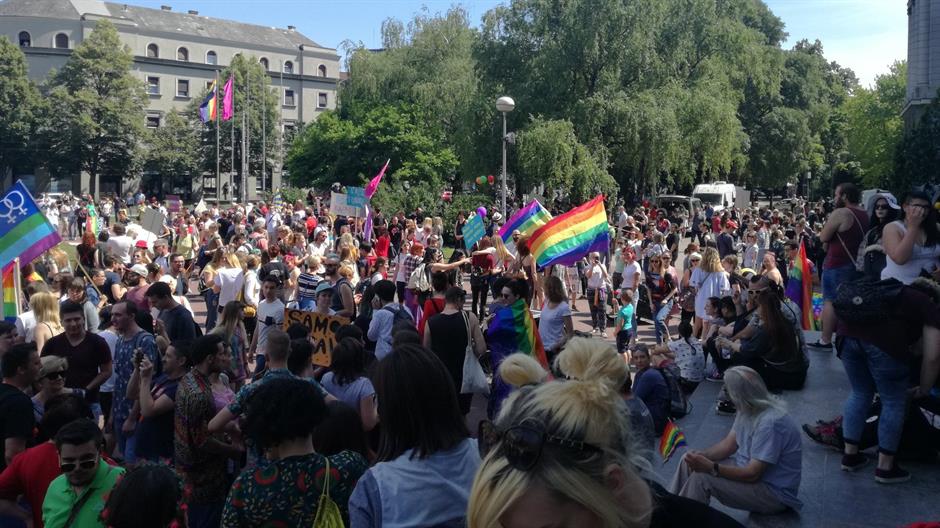 DB9lllAXYAIHd1Q.jpg large