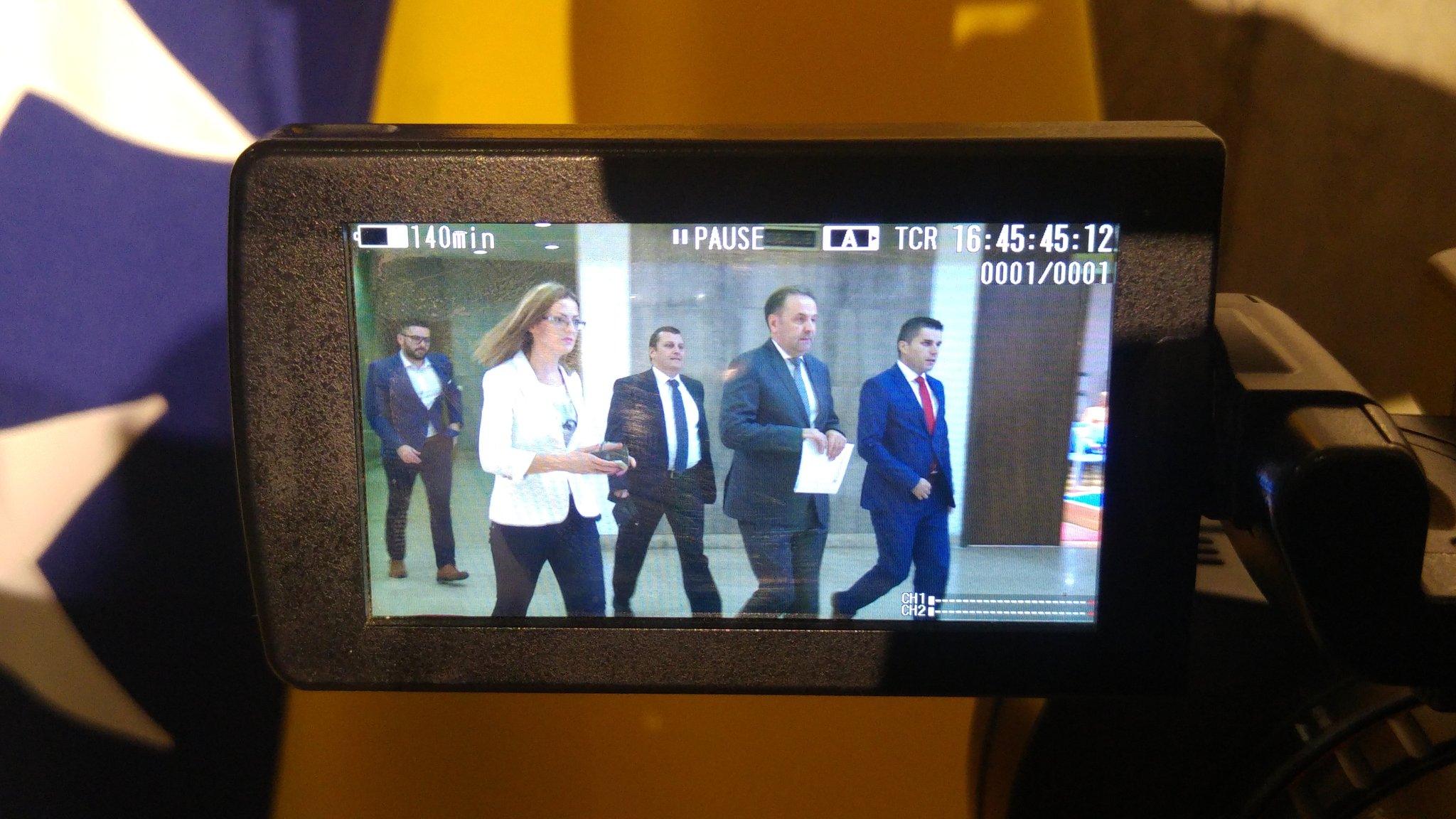 DGnmz2tXgAA_DBv.jpg large