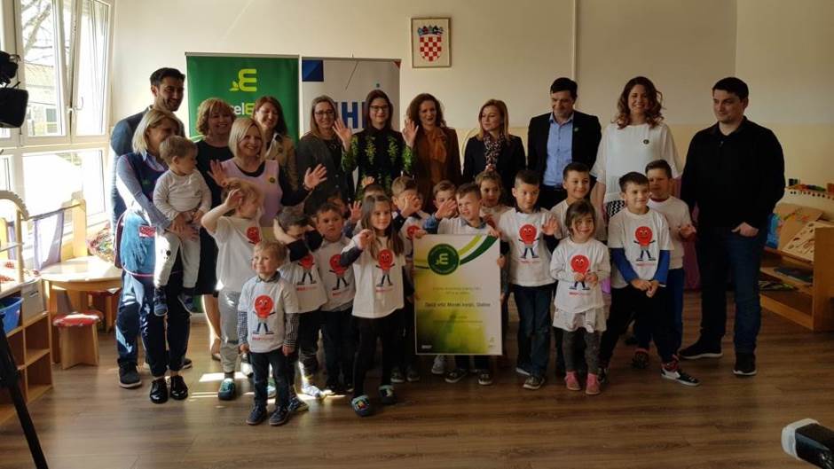 Djeca i uzvanici na svečanosti u Dječjem vrtiću Morski konjić u Slatinama na otoku Čiovu