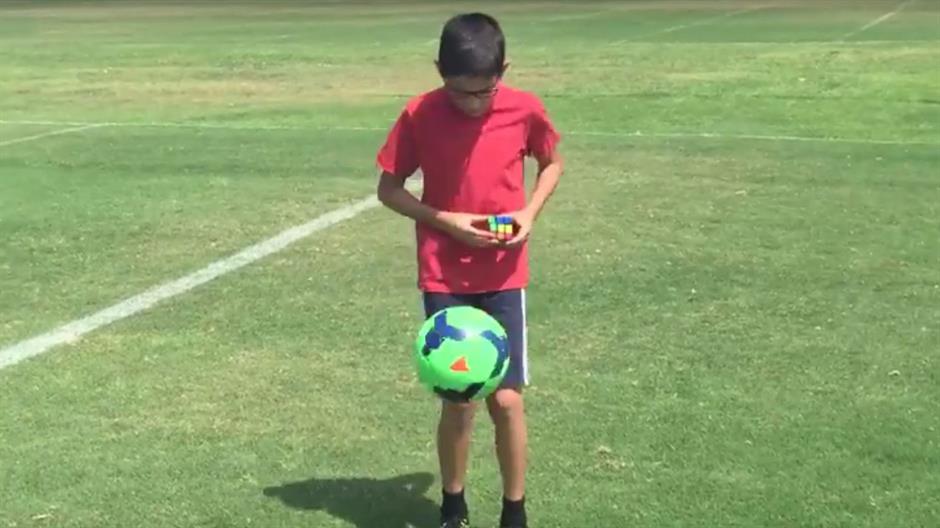 dječak rubikova kocka