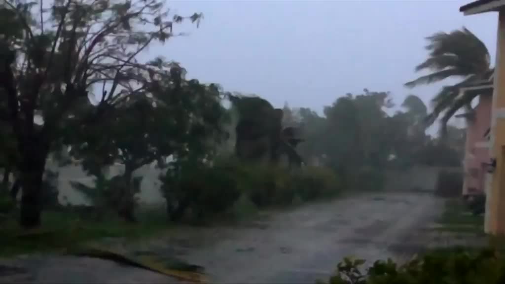 Dorian poharao Bahame, nastavio prema Floridi