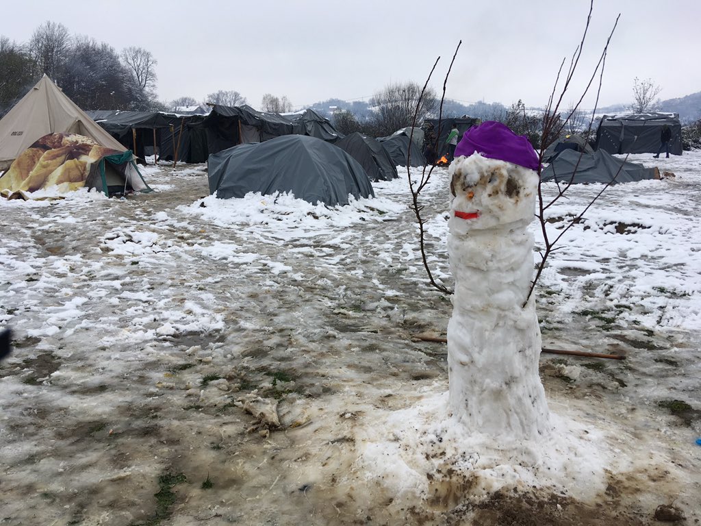 DscK-VVX4AA0QUE.jpg large