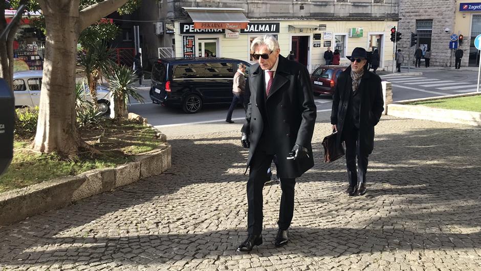 DxBX6kbWoAEMvm6.jpg large