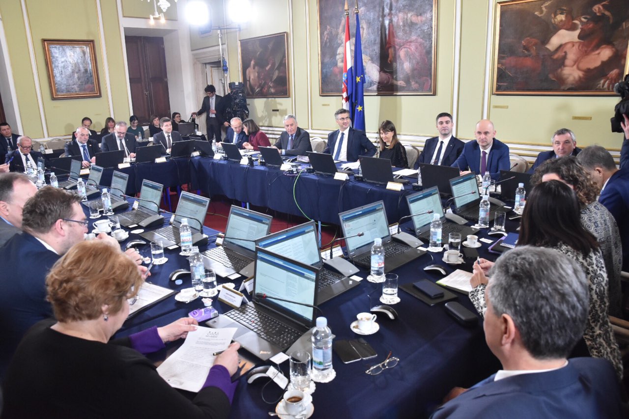 DyT4xUrXQAMyU4B.jpg large