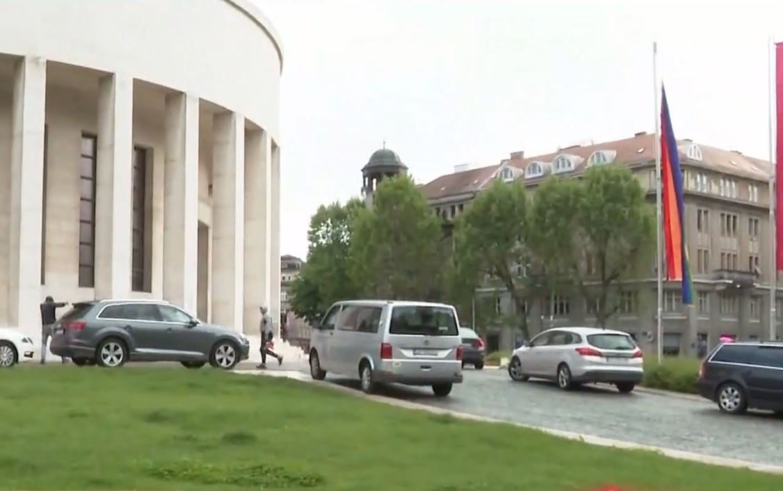 džamija, vandali, zastava duginih boja