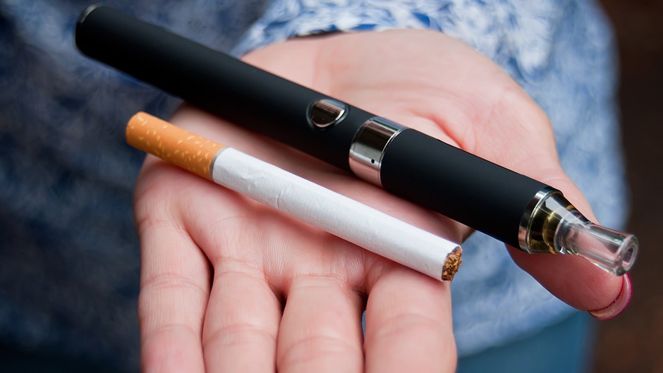 E cigaretea i cigareta shutterstock_287379683
