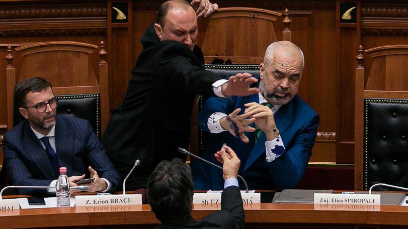 Edi Rama, boja, parlament, Albanija, incident