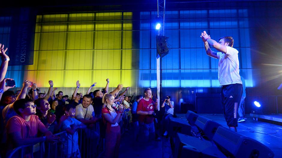 Edo Maajka na krovu MSU-a_1