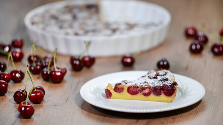 francuski kolač s trešnjama