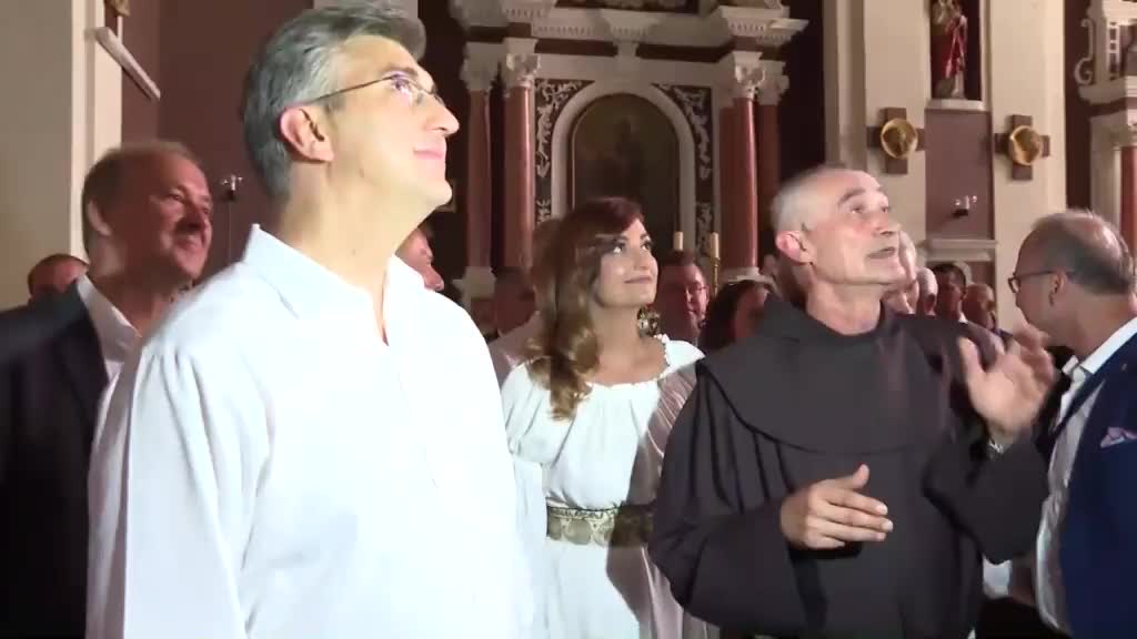 Fratar "priveo" premijera na molitvu