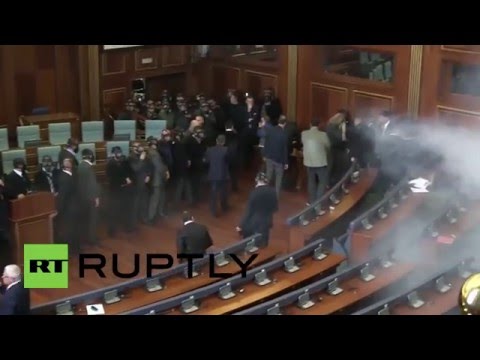 Gas maske u parlementu Kosova