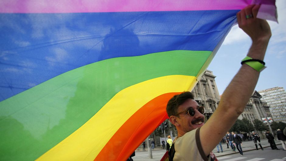 Gay_Zastava_Homoseksualac_REUTERSDjordjeKojadinovic