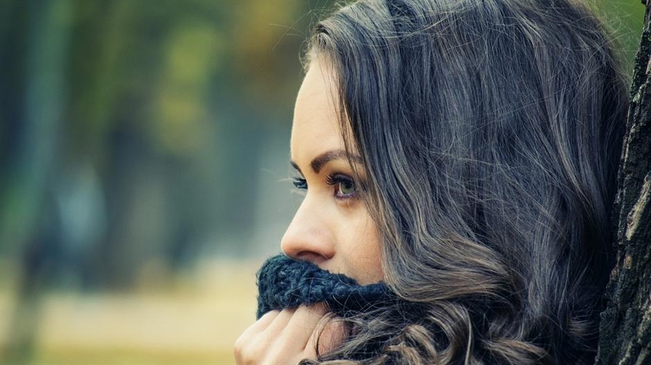 girl-looking-away-1995624_1280