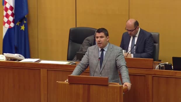 Grmoja iz protesta "okupirao" saborsku govornicu