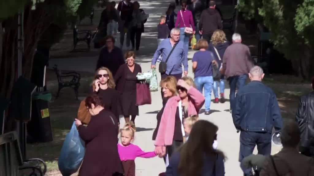 Gužva na grobljima u Splitu uoči blagdana Svih svetih