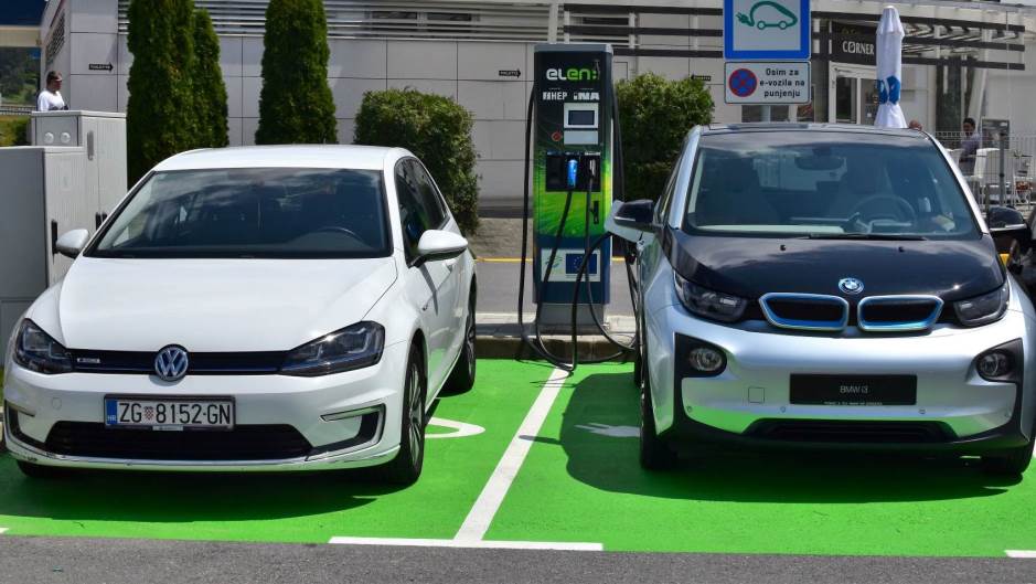 HEP-ova_punionica_za_električna_vozila_uz_maloprodajno_mjesto_Ine_na_odm...