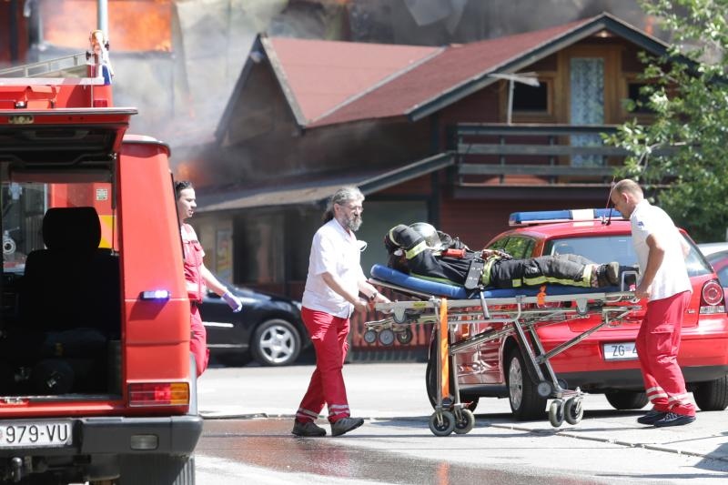 Hitna pomoć odvozi vatrogasca