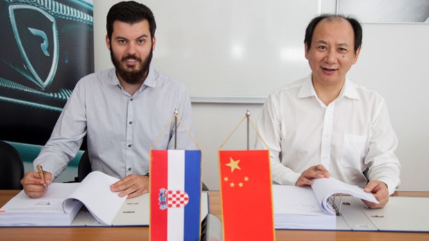 investment-signing625investicijaRImac