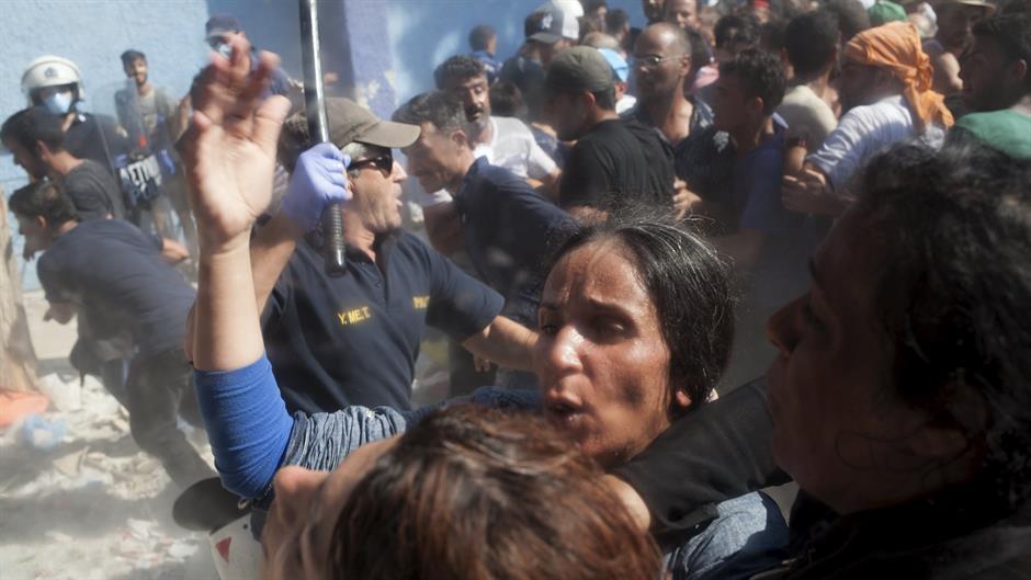 izbeglice policija grčka lezbos Reuters Dimitris Michalakis