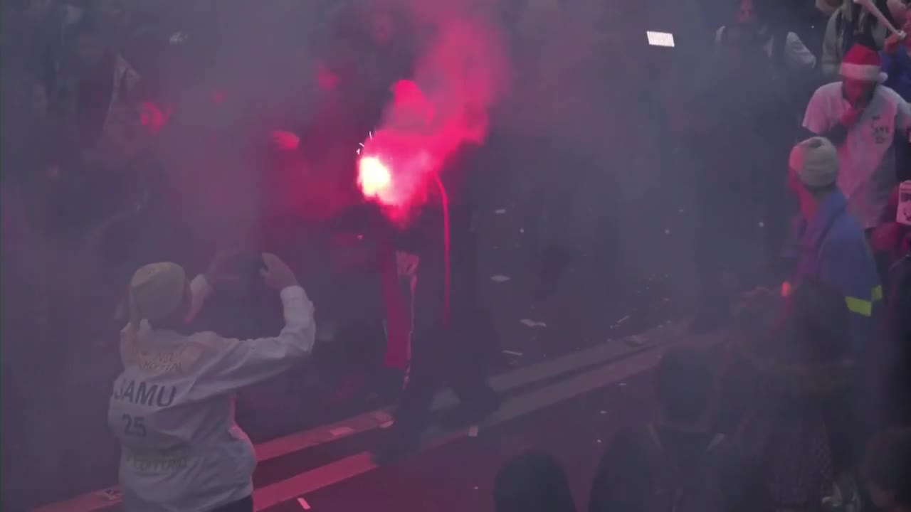 Kaos na ulicama Francuske, sindikati u štrajku već trinaesti dan