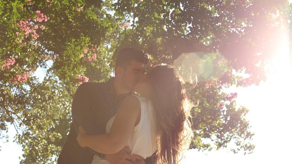 kissing-1149918_960_720