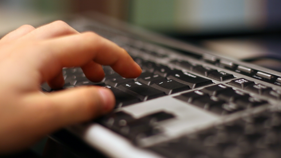 kompjuter tastatura ruka (sgback)