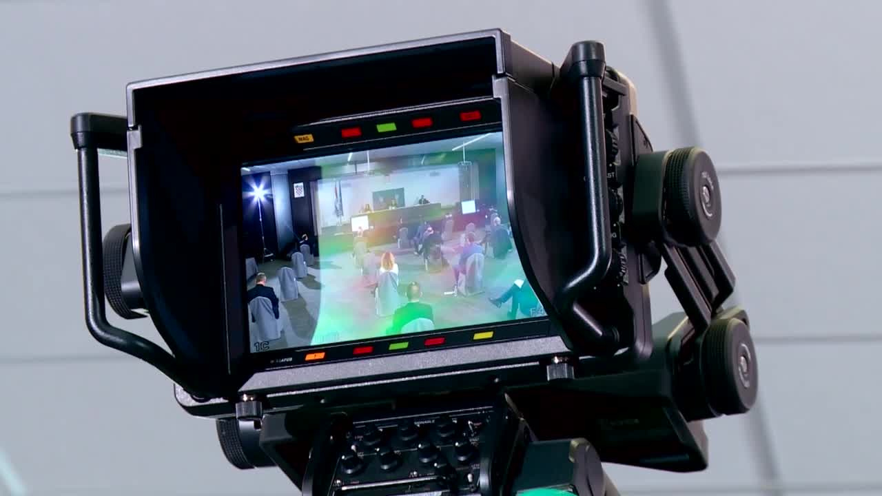 Kršenja samoizolacije žele riješiti nadzorom mobitela, oprba upozorava na kršenje sloboda