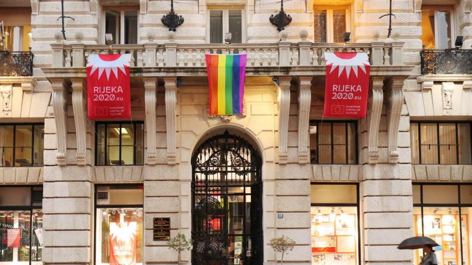 LGBT zastava na zgradi gradske uprave-qpr