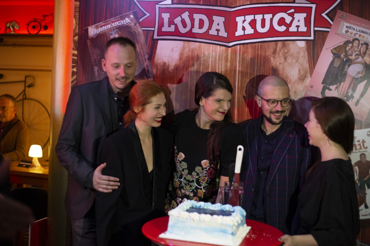 Luda kuća