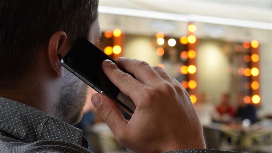 man-talking-on-the-phone-1582238_1280