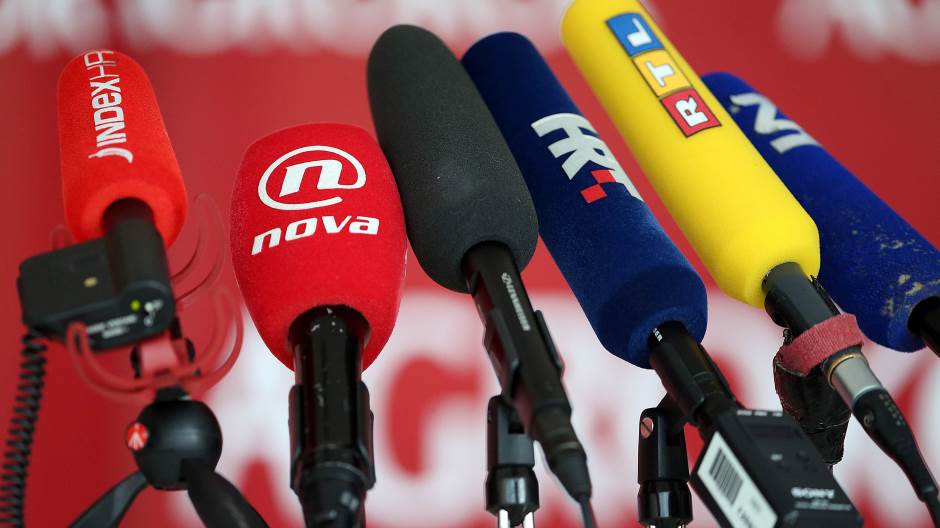 mediji novinarstvo konferencija novinari