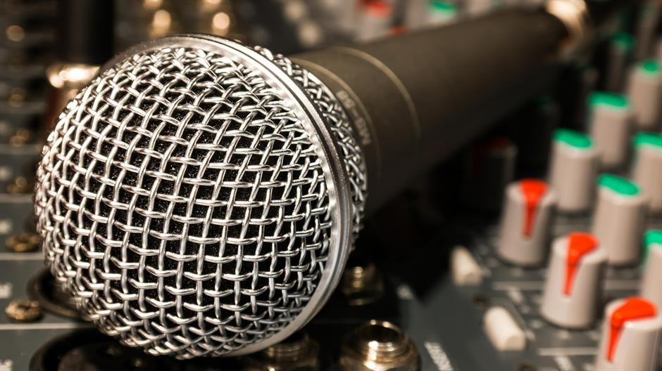 microphone-626618_1920