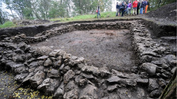 naslovna_crkvisce_arheologija2-031014