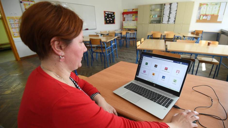 nastava učiteljica razred škola računalo koronavirus
