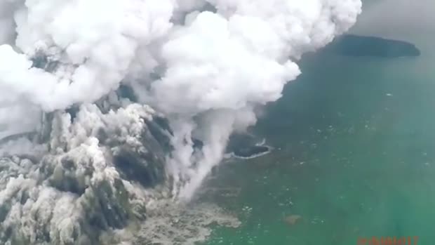 Nova erupcija vulkana u Indoneziji, širi se strah od drugog cunamija